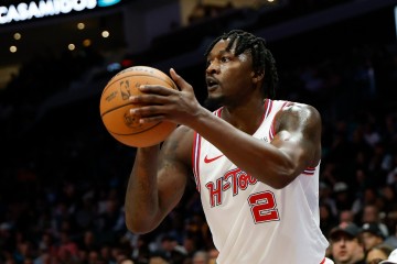 必一运动-忍无可忍！4年5270万，场均3分+三分24.3%，火媒破防：最烂的签约